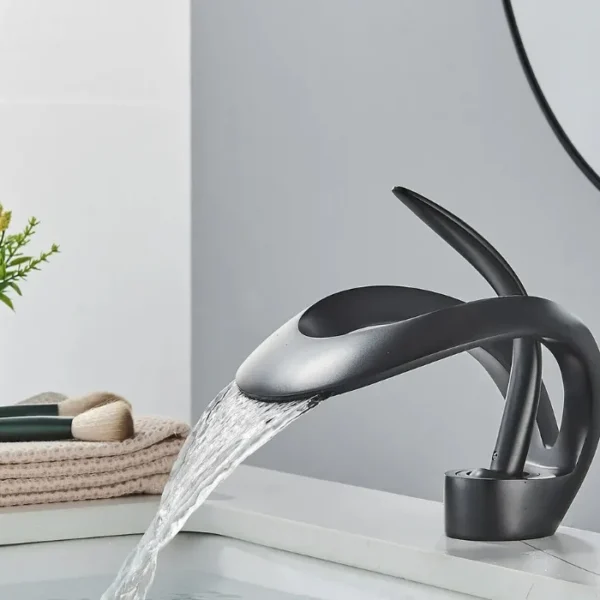 AquaElegance™ Matte Black Single-Handle Vanity Faucet